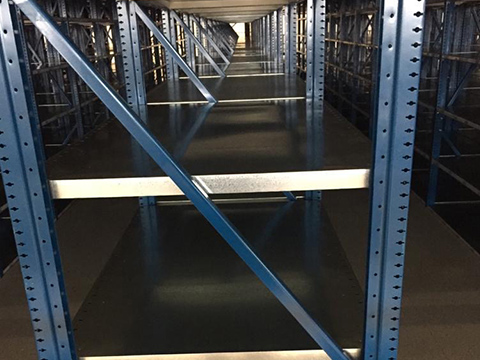 Sauberes Regal in Lagerhalle nach Reinigung